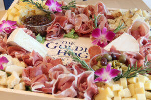 DELUXE CHARCUTERIE & CHEESE PLATTER