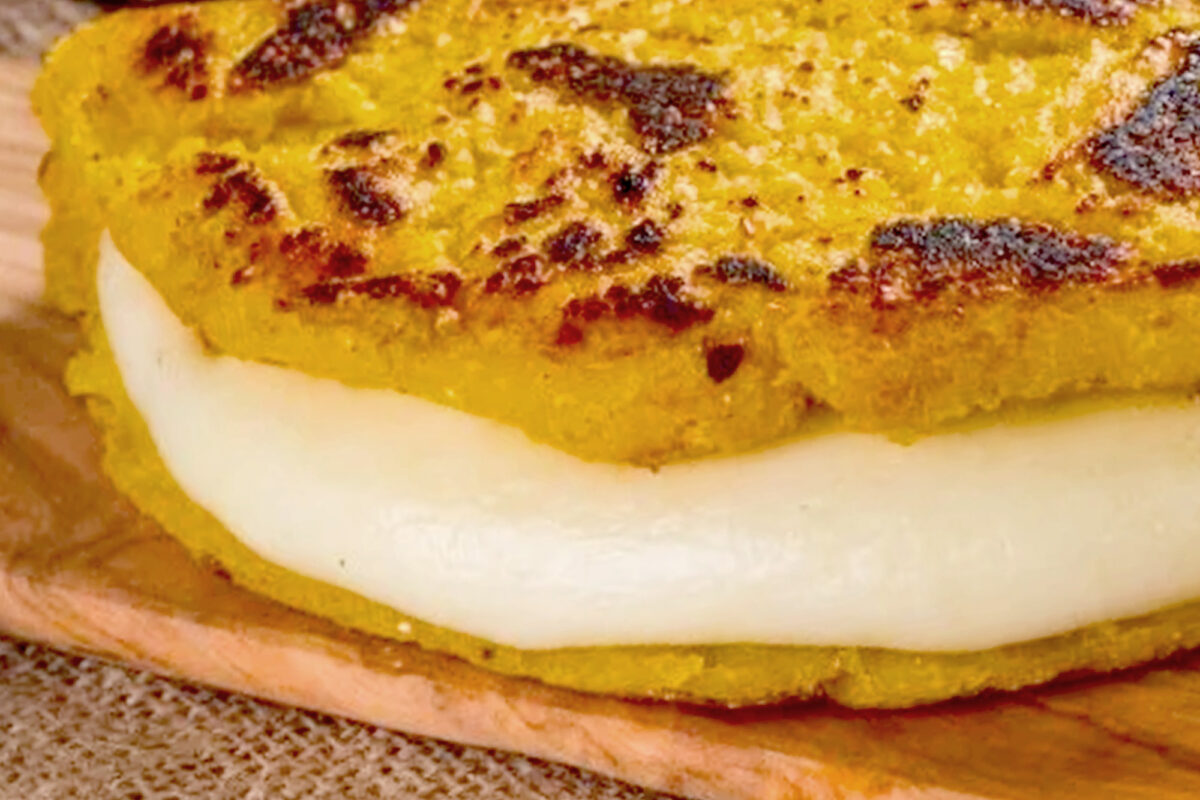 CACHAPA W/ QUESO DE MANO