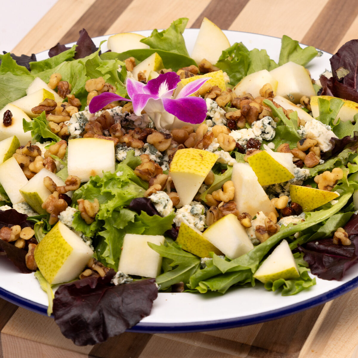 MIXED GREENS, PEAR & BLUE CHEESE SALAD